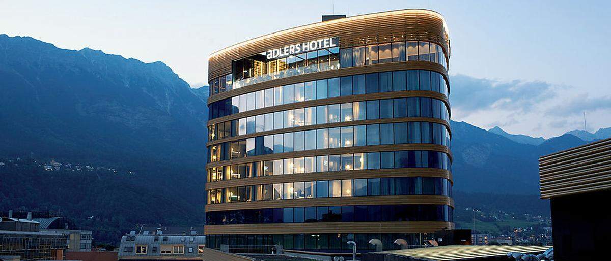 Die atemberaubende Tiroler  Bergwelt spiegelt sich in der Fassade: das Designhotel Adlers in Innsbruck 
