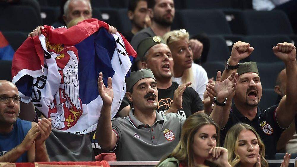 Hinter den serbischen Fans steht heute ein großes Fragezeichen