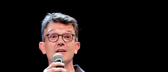 Philipp Pointner bei einer Podiumsdiskussion mit einem Mikro in der Hand