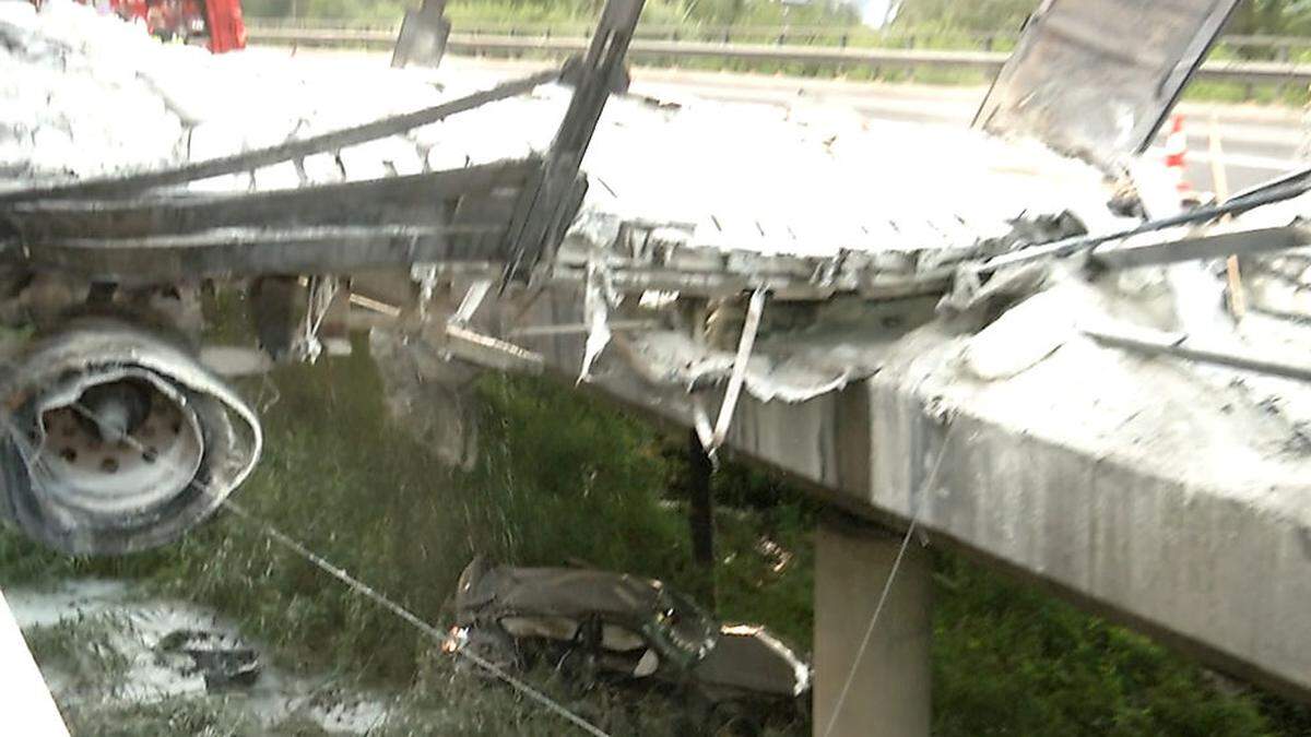 Unter der Brücke fand die Feuerwehr zwei Schwerverletzte und deren PKW