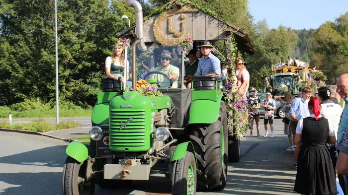 Im Rahmen des diesjährigen Schmankerlfestes „Woaz und Wein“ in Ligist fand das traditionelle Erntedankfest mit dem großen Umzug der Landjugend aus dem Bezirk Voitsberg statt.