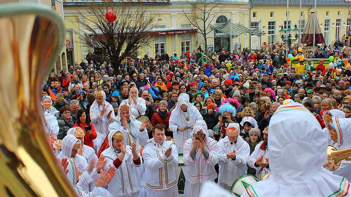 Das Zentrum von Bad Aussee ist voll mit Narren und Gästen, die dem Aufnahmeritual der Novizinnen bei den Trommelweibern folgen