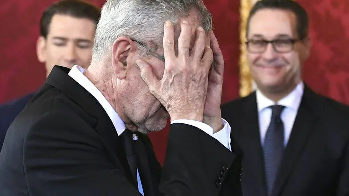 Das Siegerfoto: Bundeskanzler Sebastian Kurz (ÖVP), Bundespräsident Alexander Van der Bellen und Vizekanzler Heinz-Christian Strache (FPÖ) im Rahmen der Angelobung der ÖVP-FPÖ-Bundesregierung in der Präsidentschaftskanzlei in Wien.