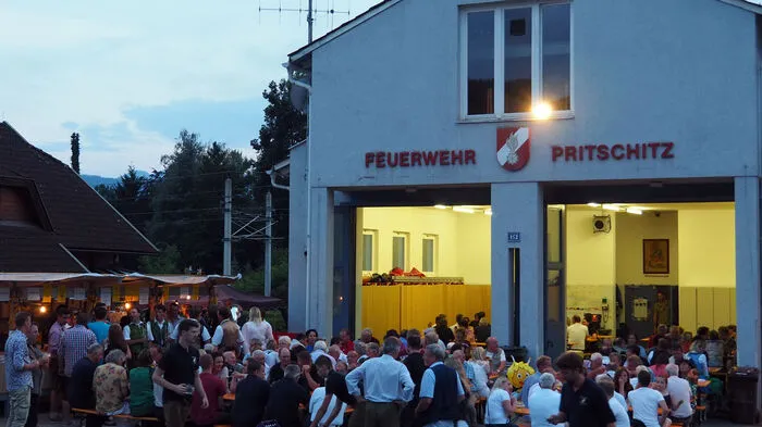 Mit einem Tag der offenen Tür und Konzerten feierte die Pörtschacher Freiwillige Feuerwehr Pritschitz am Samstag ihr Sommerfest. Eine schnelle Runde mit dem Motorboot der Feuerwehr war für die Besucher auch drin. Die Pritschitzer Feuerwehr ist die einzige Blaulichtorganisation am Wörthersee, die ganzjährig ein Motorboot zur Notfahrt bereithält.