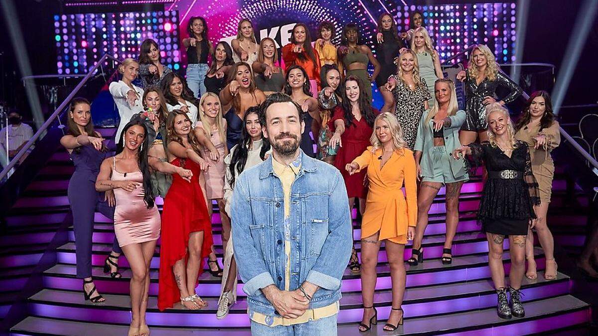 Jan Köppen moderiert Take Me Out. Mit dabei: Linda Seifert (1. Reihe, dritte von links) aus Nußdorf-Debant