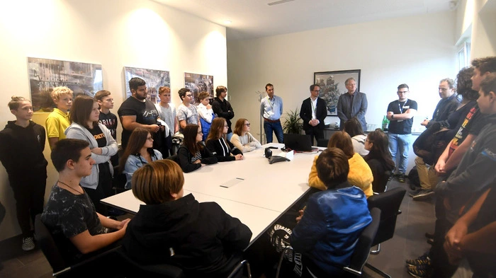Zunächst gab es eine kurze Einführung in die Struktur des Betriebs und eine Sicherheitseinweisung für die Schüler der NMS Gleisdorf.