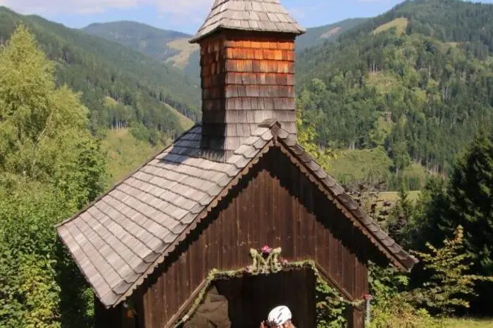 Denn um diese Zeit wird den Heilpflanzen besondere Kraft vorausgesagt. Die Segnung fand auch diesmal wieder bei der Brunnenkapelle beim Kirchlein zum Heiligen Wasser in Gallmannsegg (Gemeinde Kainach bei Voitsberg) statt.