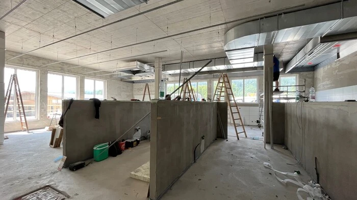 Im Herzstück, der 200 Quadratmeter großen Küche, wuselt es noch vor lauter Handwerker. Wert gelegt wird auf viel Glas und offene Flächen für die Mitarbeiter 
