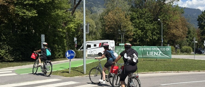 Fahrradfahrer fahren über einen Zebra nach Lienz