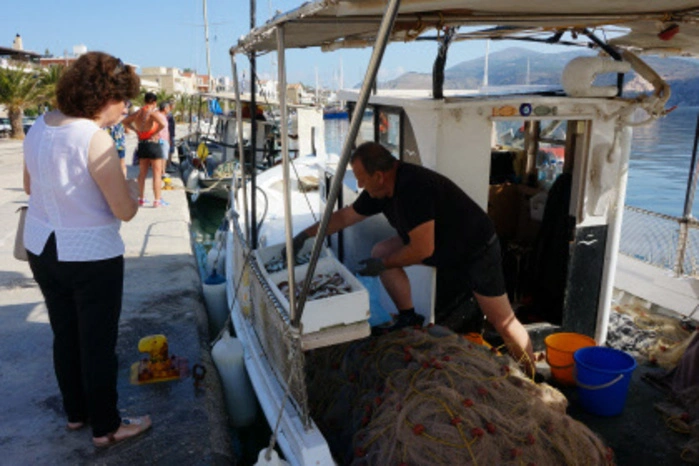 In der Hauptstadt Argostoli lohnt es sich, früher aufzustehen: Gegen 9 Uhr kann man Fischern zusehen, wie sie ihren Fang direkt von den Booten aus verkaufen.