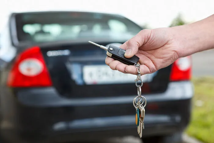 Der 66-Jährige hatte sein Auto am Freitag nur fünf Minuten stehen und den Schlüssel stecken gelassen. Nun ist der Pkw fort. Mehr...