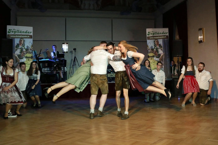 Der Höhepunkt dieser rauschenden Ballnacht war die schwungvolle Landjugend-Polonaise mit zehn Paaren zu den Klängen der Galaband "Die Joglländer".