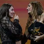 Goldener Löwe für Audrey Diwan (rechts) und ihre Hauptdarstellerin Anamaria Vartolomei