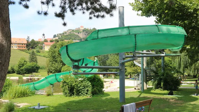 Seebad Riegersburg: Länge: 36 MeterSpaßfaktor: 3/5Action: 3/5Fliehkräfte in der Kurve: 3/5Tageskarte Erwachsene: 4 Euro
