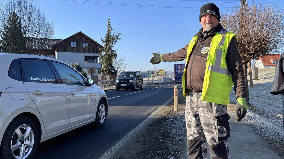 Alois Schlosser steht ratlos an der viel befahrenen B 319 an der Ortseinfahrt von Großwilfersdorf | Alois Schlosser steht ratlos an der viel befahrenen B 319 an der Ortseinfahrt von Großwilfersdorf