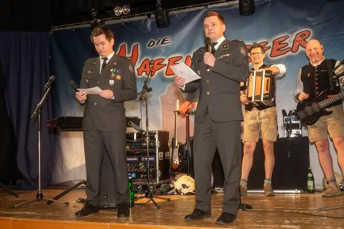 Ortsstellenleiter Reinhard Köck und Ballobmann Georg Höller eröffneten die rauschende Ballnacht und freuten sich, zahlreiche Ehrengäste, wie Bürgermeister Oliver Felber, Vizebürgermeister und Landtagsabgeordneter Patrick Derler und die Landtagsabgeordnete und Bürgermeisterin Silvia Karelly aus Fischbach willkommen zu heißen. 