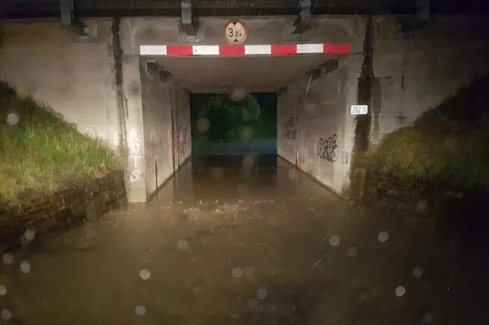 Teilweise blieben Fahrzeuge in den Eisenbahnunterführungen stecken.