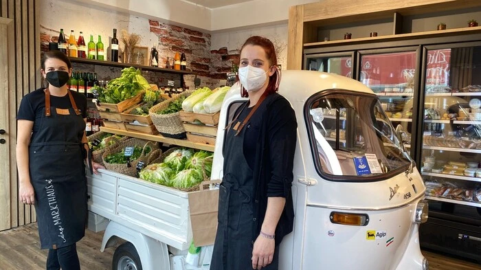 Sandra Schwarzl und Kathrin Haas vor der Francesca, dem besonderen Obst- und Gemüsestand