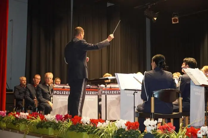 Die Polizeimusik Kärnten steht unter der Leitung von Kapellmeister Martin Irrasch