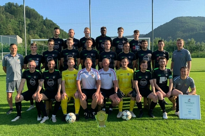Unterliga Mitte: SV Frohnleiten Der SV Frohnleiten hat den direkten Wiederaufstieg in die Oberliga Mitte-West geschafft. Mit Patrick Wolf sicherte sich ein Frohnleitner die Torschützenkrone in der Unterliga Mitte. Wolf wird die Mannschaft in der Oberliga als Spielertrainer betreuen, da sich die Wege von Heinz Thonhofer und Frohnleiten trennen.