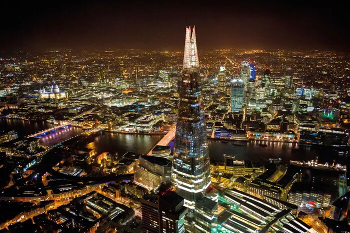 London aus der Vogelperspektive: Der höchste Wolkenkratzer Westeuropas ist The Shard in der britischen Hauptstadt London. Er bietet ebenfalls imposante Blicke über die Metropole. Vom 72. Stock, auf 230 Metern Höhe, können Besucher den Blick über die Themse sowie die wichtigsten Attraktionen von London schweifen lassen. Letzter Einlass ist abends um 21 Uhr - auf diese Weise haben London-Besucher auch die Möglichkeit, den Sonnenuntergang über der Stadt zu sehen.