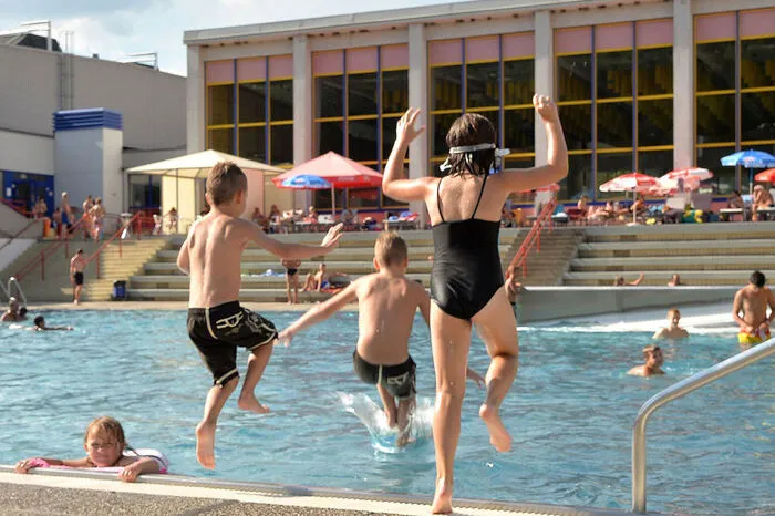 Seit 10. Mai ist das Freibad in Kapfenberg geöffnet. Die 13.000 Quadratmeter große Liegefläche und die Schwimmbecken sind startklar für Besucher. In die Tageskarte müssen Erwachsene 9,90 Euro investieren.
