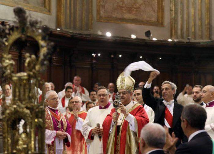 Wunder oder auch nicht: Es herrschar auf jeden Fall Freude in der Kathedrale von Neapel