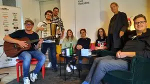 Musiker und Produzent Bernhard Wittgruber (li) lädt zum siebenten Mal zum "Almenland Songwriting Camp" ein