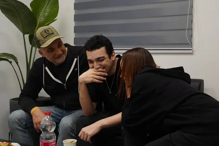 TOPSHOT - This handout picture released by the Israeli army shows newly-released Israeli-US hostage Edan Alexender reuniting with members of his family at an undisclosed location in Israel on May 12, 2025. The Israeli army has said that Edan Alexander, the American-Israeli soldier freed by Palestinian militant group Hamas after 584 days in captivity is currently making his way to a Tel Aviv hospital. (Photo by Israeli Army / AFP) / Israel OUT / RESTRICTED TO EDITORIAL USE - MANDATORY CREDIT 