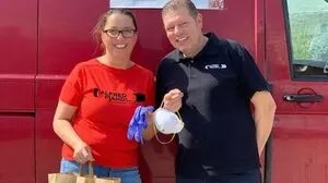 Astrid und Alfred Pfandl liefern zur Jause Gebet und Weihwasser gleich dazu