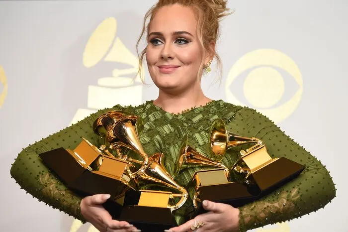 Das Phänomen Adele: Bei den Grammy Music Awards in Los Angeles räumt die Frau mit der Ausnahmestimme gleich fünf Mal ab.