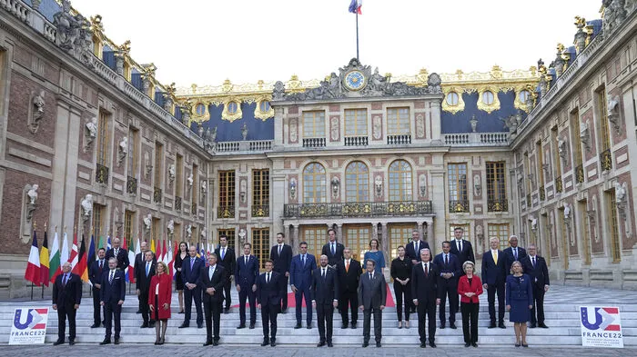 In dem nur 40 Minuten von Paris entfernten Schloss tagt am Donnerstag und Freitag der EU-Gipfel.