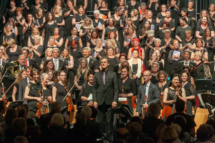 Schabl beim Projekt "Symphonic Adiemus"; 180 Leute, darunter zwei Chöre durfte er dirigieren - ein Highlight für ihn.