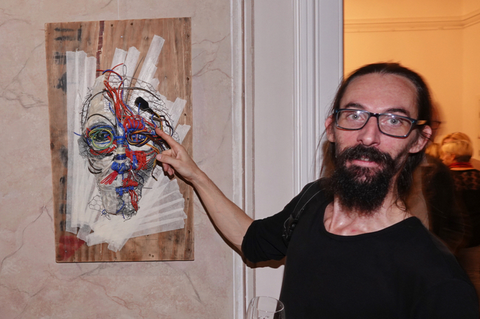 Aus Italien kam Riccardo Sammo Casagrande und zeigt seine aus recycelten Materialien gestalteten Kunstwerke und entwickelte für diese Ausstellung die größte "Waterharp" auf der er....