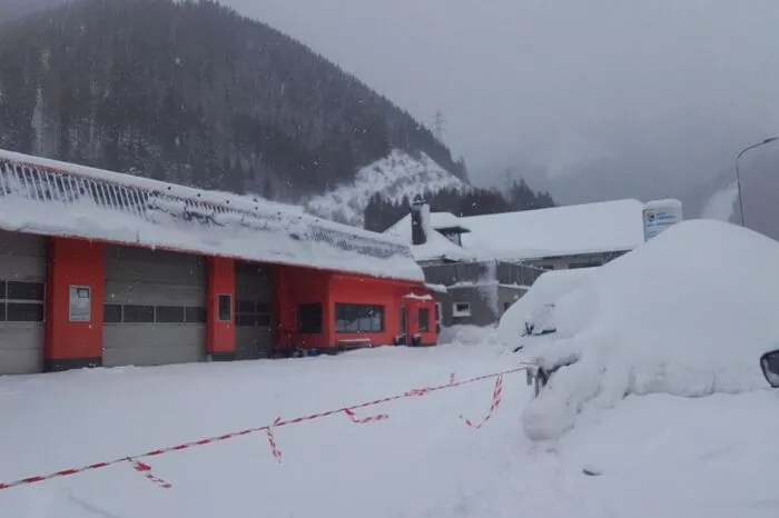 Die Schneemassen im Kölchgraben über Eisenerz und die Lawinenwarnstufe 5 machten es notwendig: Der Ortsteil Trofeng wurde evakuiert