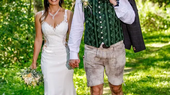 Silvia und Florian Komaier sind beide in Selzthal aufgewachsen und haben zusammen die Volksschule besucht. Nun haben sie sich ihrem Heimatort das Ja-Wort gegeben. Mitgefeiert haben 140 gut gelaunte Gäste. Die Flitterwochen wurden auf Gran Canaria verbracht.