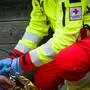 Ein Rot-Kreuz-Mitarbeiter im Einsatz | Die Verletzte wurde ins Spital gebracht (Symbolfoto)