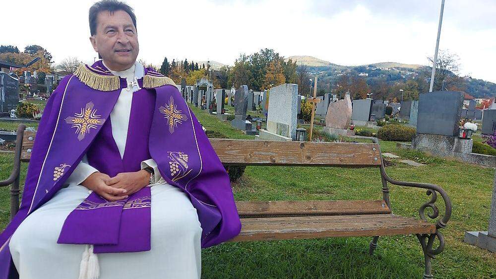 Pfarrer Josef Reisenhofer am Freitag auf dem Hartberger Friedhof vor einer Begräbnisfeier