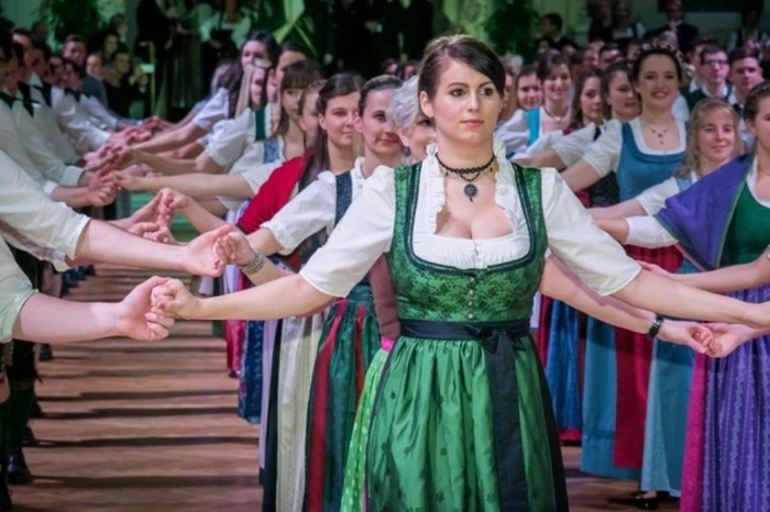... der wie immer mit einer schwungvollen Polonaise in Tracht eröffnet wurde.