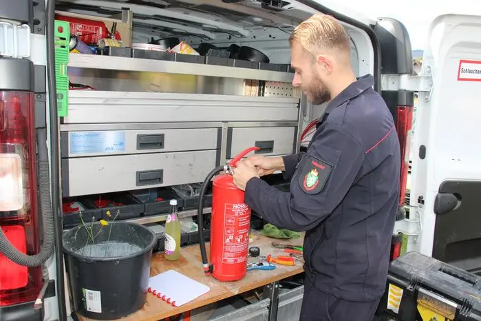 Wie schon in den letzten Jahren konnte die Bevölkerung ihre Feuerlöscher fachmännisch überprüfen lassen und, wenn nötig, auch käuflich erwerben.