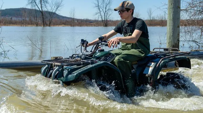 Über 2.900 Häuser standen unter Wasser, mehr als 1.300 Menschen wurden in Sicherheit gebracht, wie Radio Canada meldete. Der Premierminister der französischsprachigen Provinz, Francois Legault, versprach den Betroffenen schnelle Hilfe.