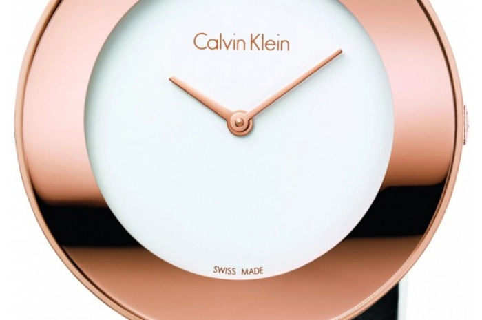 Die elegante Calvin Klein chic spielt mit Kontrasten und Schatten, die durch die Form des Gehäuses entstehen. Der Look wird durch ein verspiegeltes, weißes oder schwarzes Zifferblatt sowie ein Satinband oder einen Edelstahl-Armreif vollendet.
