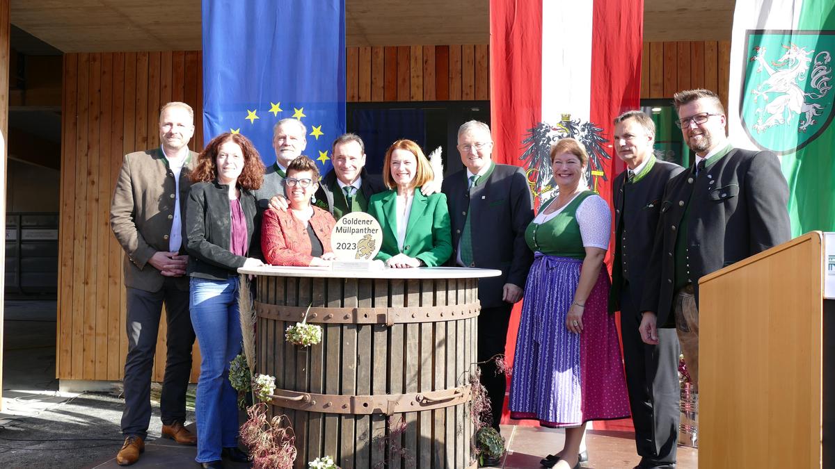 Die Vertreter der fünf Ressourcenpark-Gemeinden mit Landtagsabgeordneten Bernadette Kerschler (3. v.l.) und Landesrätin Simone Schmiedtbauer (6. v.l.)