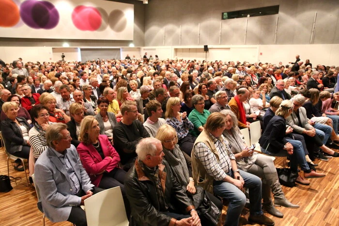 Sich zwei Stunden schiefgelacht hatten sich unter anderen Kulturstadträtin Silvia Radaelli, Erfinder-Enkel Karl Auer von Welsbach, Landespolizeipräsidentin Michaela Kohlweiß, Lions International-Direktor Walter Zemrosser, Staatsanwältin Daniela Zupanc, Jacques Lemans-Boss Alfred Riedl, Richter Oliver Kriz, Primaria Christiane Kampitsch, Flex Althofen-Firmenchef Erich Dörflinger, “Matakustix”-Drittel Matthias Ortner, Bezirkshauptfrau Claudia Egger-Grillitsch sowie die Raika-Direktoren Franz Maier, Günter Laßnig und Klaus Hofstätter. 