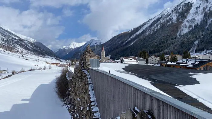 Blick vom Alpinarium zum Ortskern von Galtür. Rechts zu sehen: einer der drei massiven Schutzwälle