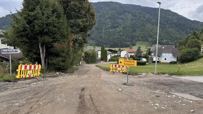 Eine Gemeindestraße, die für die Asphaltierung vorbereitet wurde. Man sieht ein Umleitungsschild