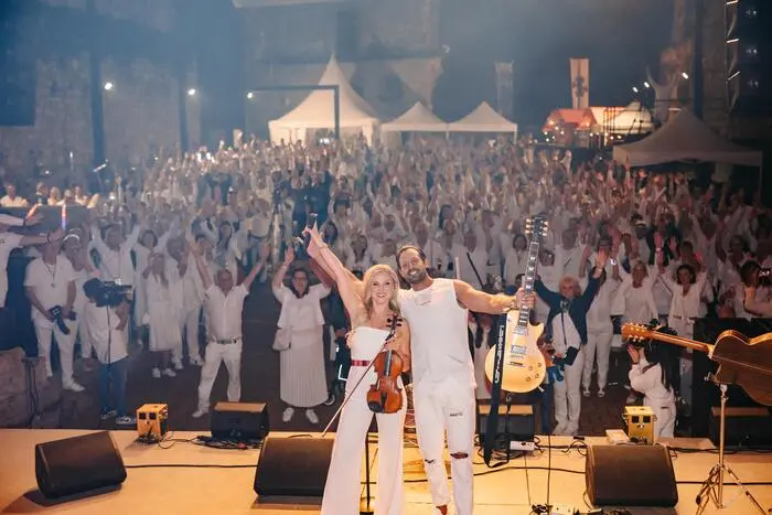 Schlagernacht in Weiß auf der Burg Obervoitsberg