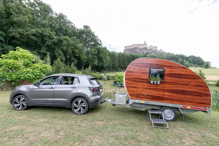 „Ein Wohnwagen wäre zwar richtig toll, aber eigentlich ist es doch schade, dass er die meiste Zeit im Jahr ungenutzt bleibt und dazu noch wertvollen Platz verstellt. Und so entstand die mobile Zirbenstube“, erklärt Thomas Neuhold. Zweieinhalb mal eineinhalb Meter groß und 580 Kilogramm schwer – so die Eckdaten des kleinen, flexiblen Reisebegleiters.