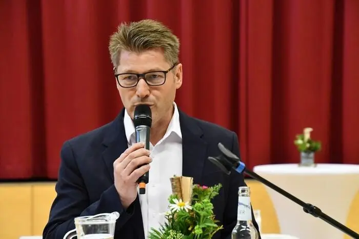 Bürgermeister Josef Maier würdigte Wehrschütz in seiner Begrüßung als erfahrenen Journalisten, der über Jahrzehnte hinweg Konflikte am Balkan und zuletzt den Krieg in der Ukraine unmittelbar begleitet und dokumentiert habe.