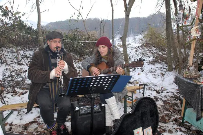 Natürlich durfte auch Weihnachtsmusik, Glühwein und Kulinarik vom offenen Feuer nicht fehlen. 